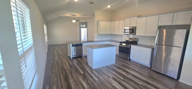 Building Photo - 1350 Acmite Ave