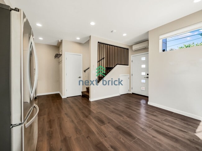 Building Photo - 2 Bed 2 Bath Spacious Townhome