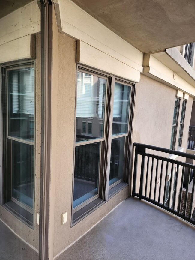 Building Photo - Delightful 2 Bedroom 2 Bath Condo Downtown...