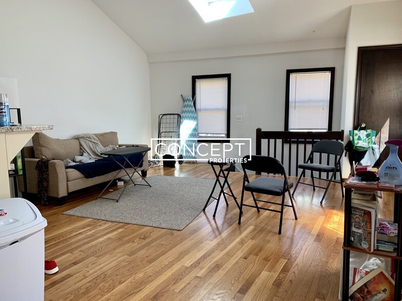 Building Photo - 8 Shepard St