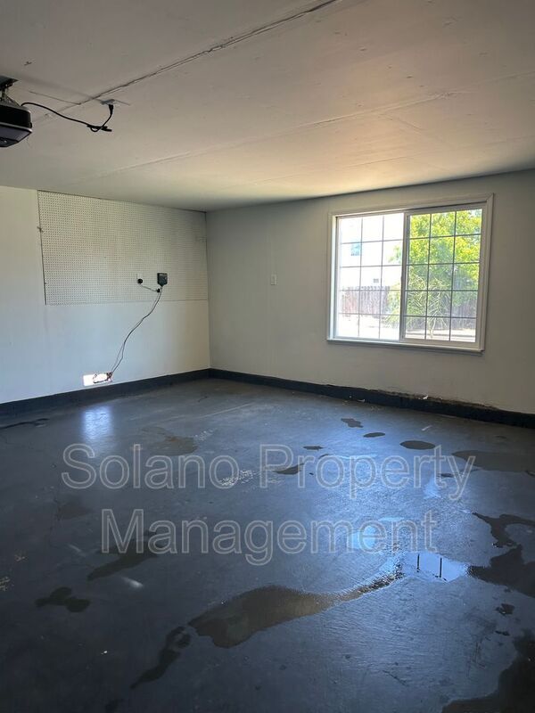 Building Photo - 2813 Vista Palomar