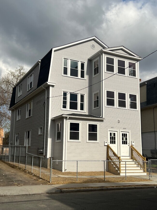 Building Photo - 647-649-649 Garden St