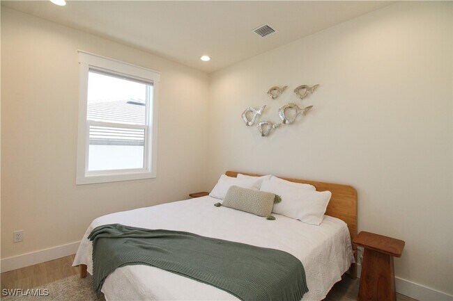 Building Photo - 4879 Esplanade St