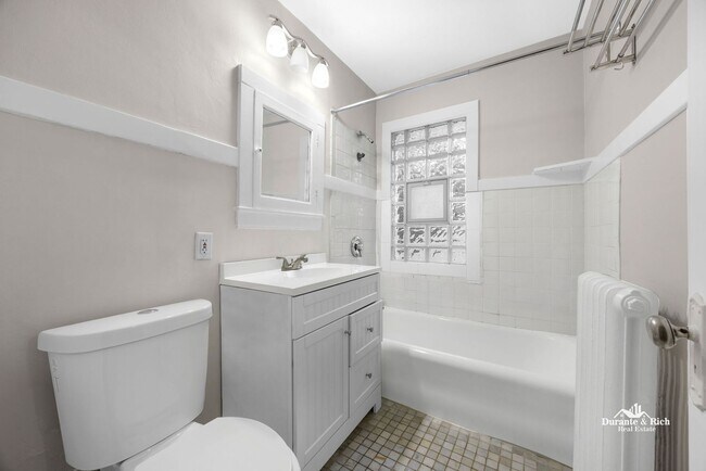 Building Photo - Discover Luxurious Harmony in the Heart of Evanston