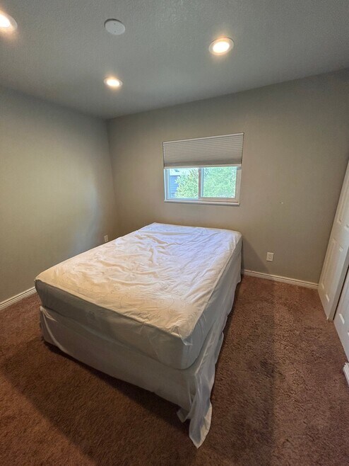 Building Photo - 3108 Moonbeam Cir S