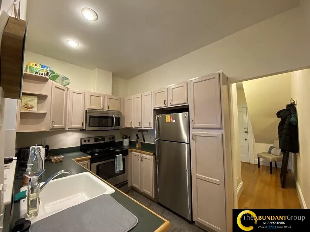 Building Photo - 17 Centre St