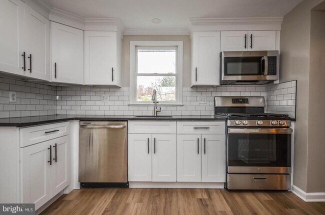 Building Photo - 4426 Hallet St