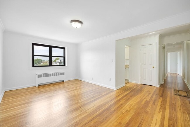 Building Photo - 2335 Hudson Terrace