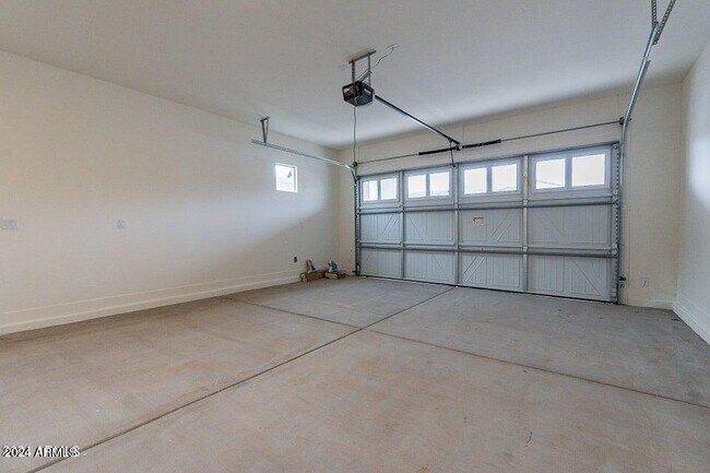 Building Photo - 21390 W Meadowbrook Ave