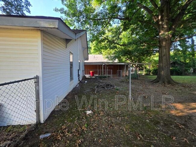 Building Photo - 609 N Morrill St