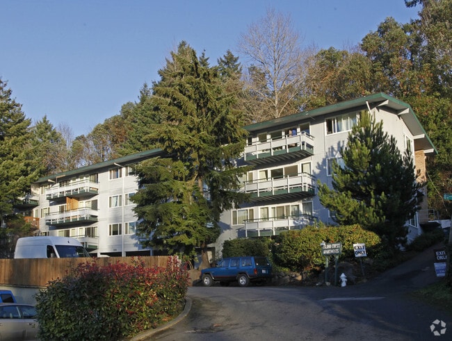Primary Photo - Island Crest Apartments