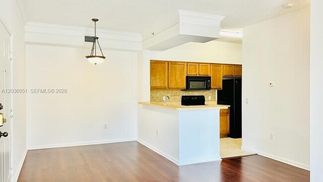 Building Photo - 2304 Myrtlewood Cir E