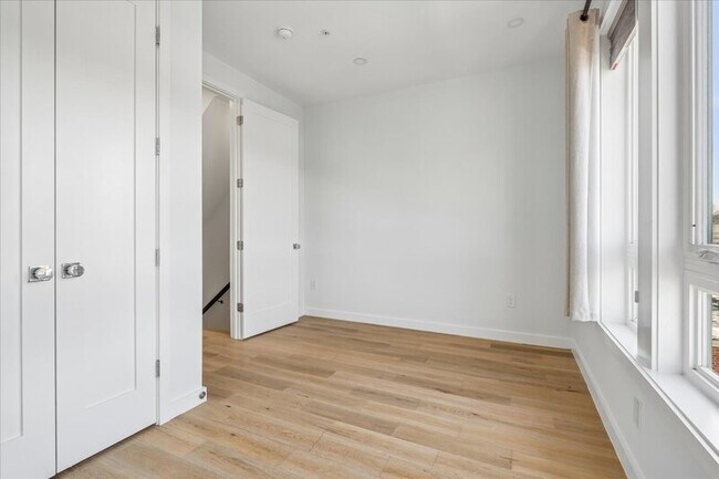 Building Photo - 810 13th St NE