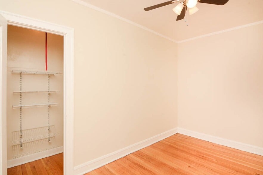 Building Photo - 1425 W Hutchinson St