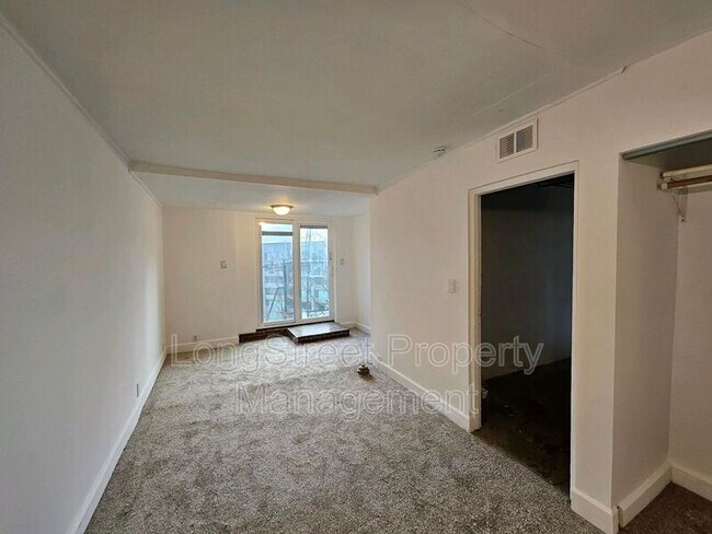 Building Photo - 801 SW Broadway Dr