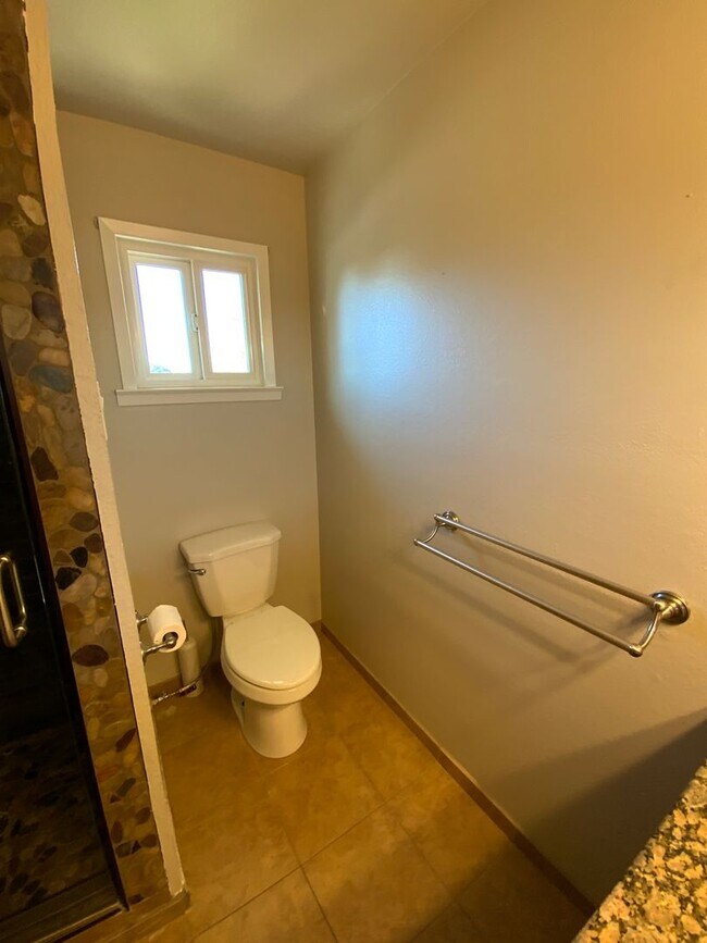 Building Photo - 5 Bedroom Home Available Near Wyoming Blvd NE & Comanche Rd NE!