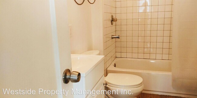 Building Photo - 2439 Oak St