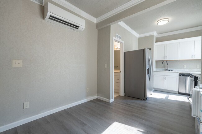 Building Photo - MOVE IN READY 2 Bedroom in the Heart of Oceanview!