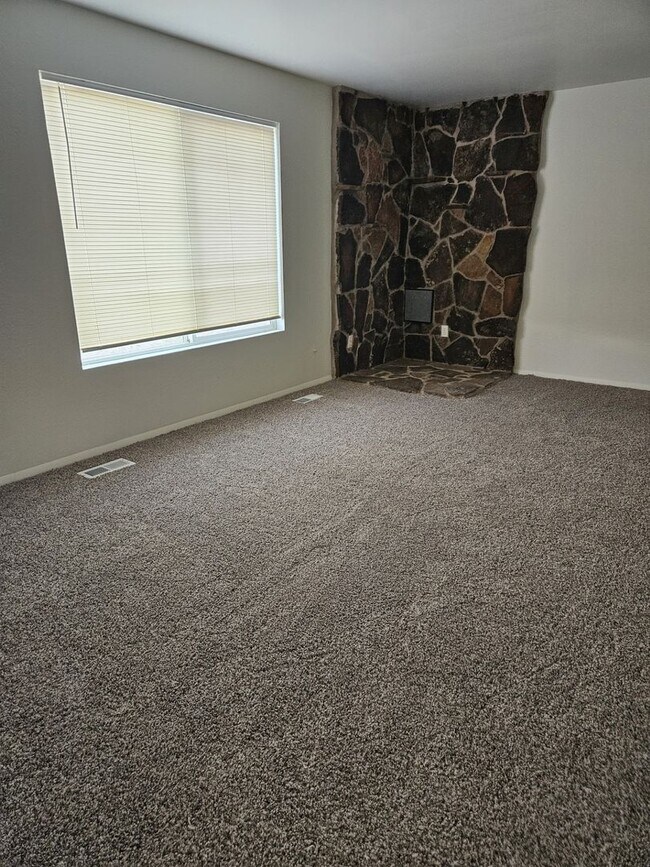 Building Photo - Welcome to this stunning 3-bedroom, 2.5-bathroom home located in the vibrant city of Nampa, ID.