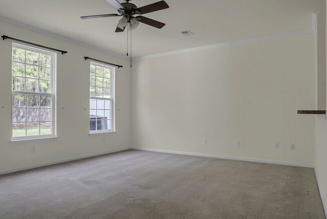 Building Photo - 215 Hemingway Cir