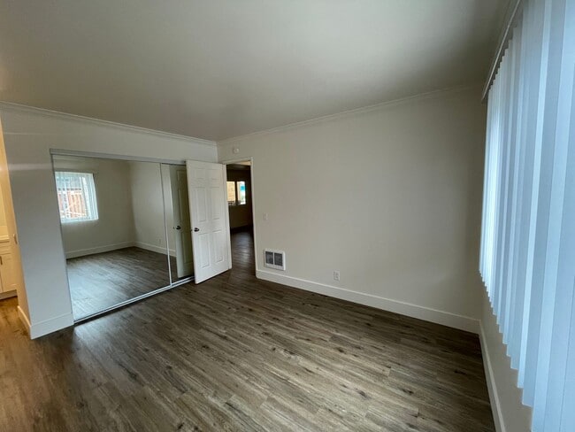 Building Photo - 363 Playa Del Sur St