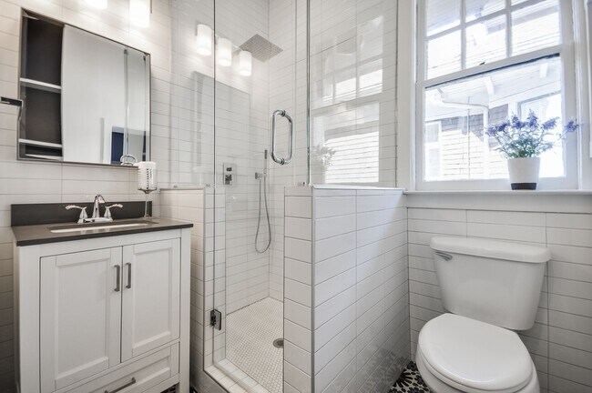 Building Photo - $400 Move In Special: Beautifully Updated Midtown Studio Apartment Walking Distance to Piedmont P...