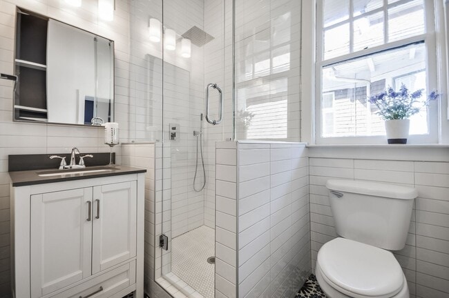 Building Photo - Beautifully Updated Midtown Studio Apartment Walking Distance to Piedmont Park!