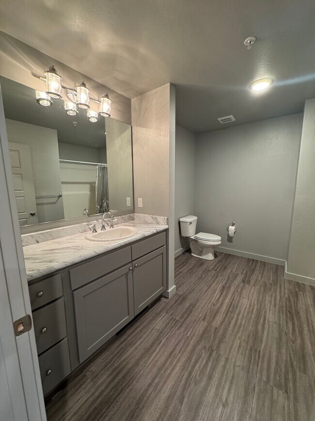 Hall Bathroom with Tub/ShowerCombination - 4643 Bembrick St