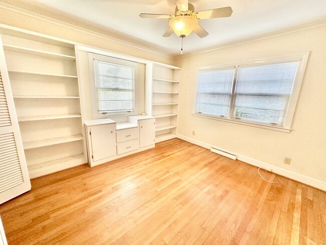 Building Photo - 952 Hawthorne Ln