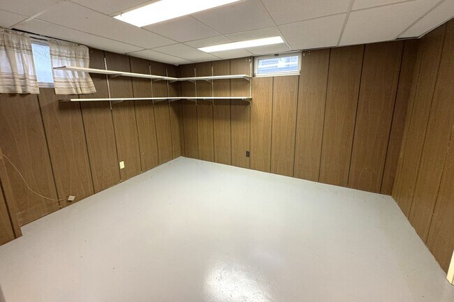 Building Photo - Large 3 Bedroom Home in North Ames just of...