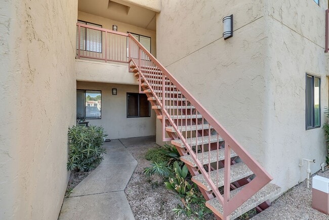 Building Photo - Charming 2-Bedroom, 2-Bath Condo in the He...