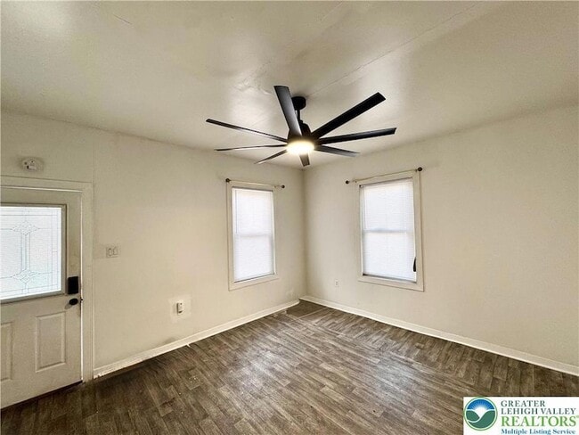 Building Photo - 527 Bradley St