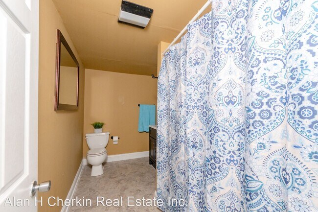 Building Photo - 3 br, 1 bath House - 4 East Miller Road