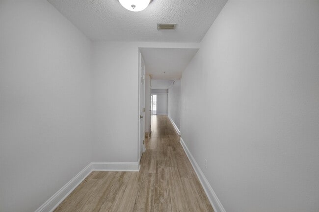 Building Photo - 324 Village Dr