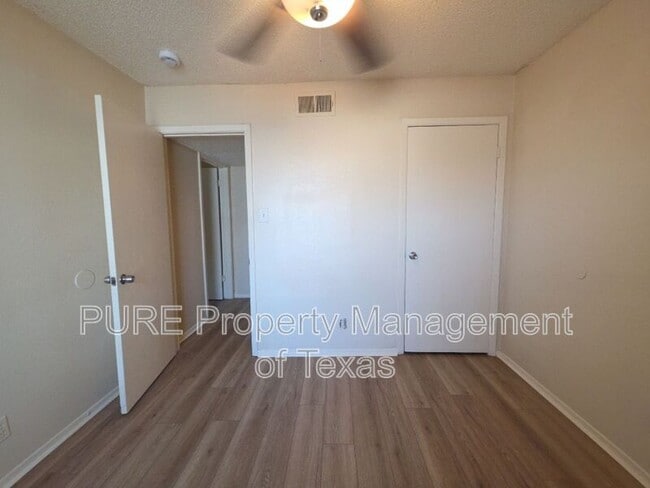 Building Photo - 5808 Wellington Dr