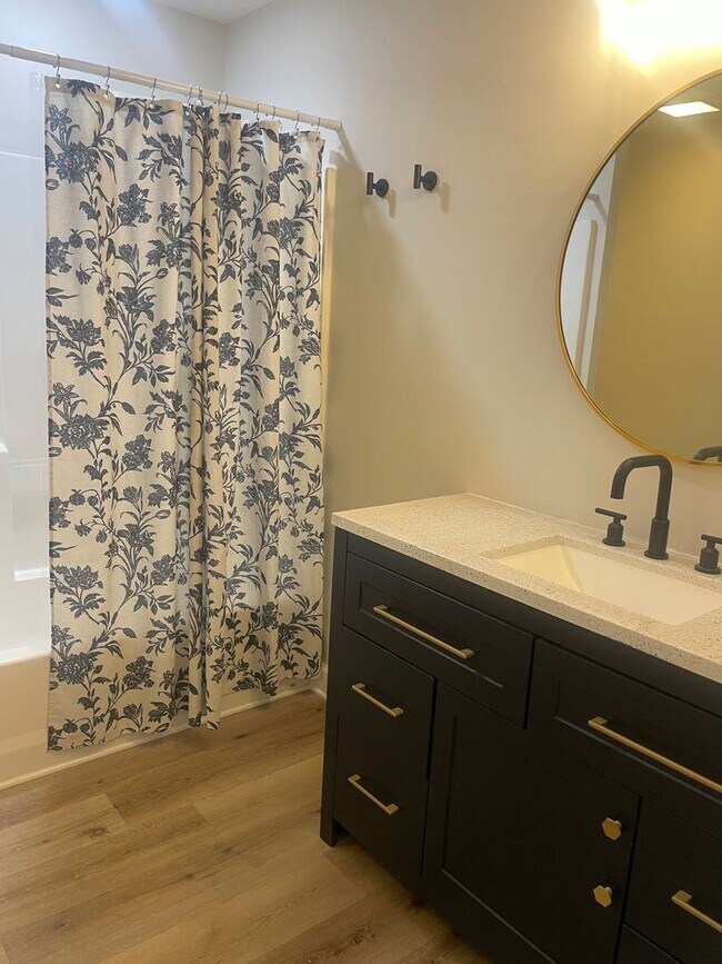 Building Photo - Knoxville 37918 - 2 bedroom, 2.5 bath Townhome - Contact Lisa Vineyard & Shannon Russell (865) 21...