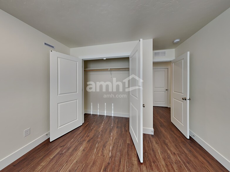 Building Photo - 1366 N Barkvine Ave