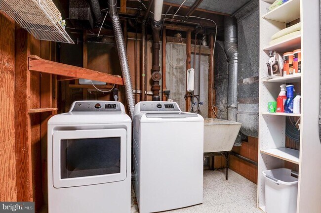 Building Photo - 8805 Honeybee Ln