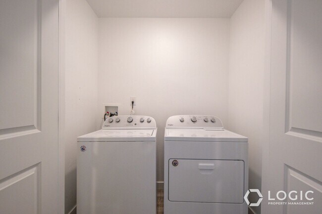 Building Photo - Gorgeous Row End Townhome!
