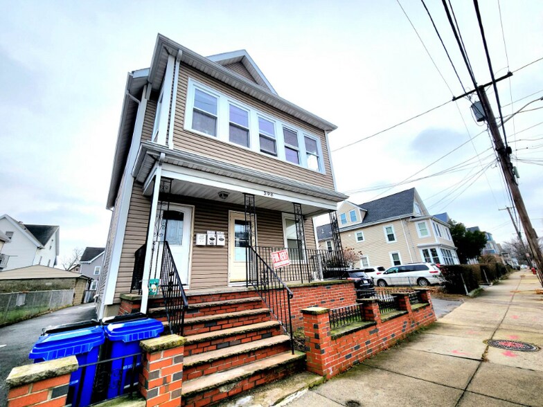 Building Photo - 398 Charles St