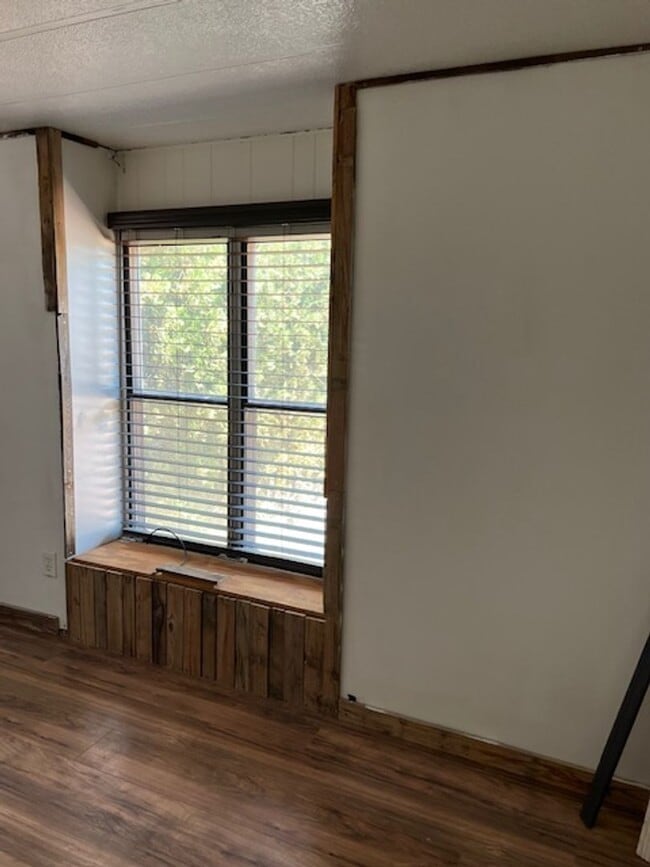 Building Photo - Cozy 2 Bedroom