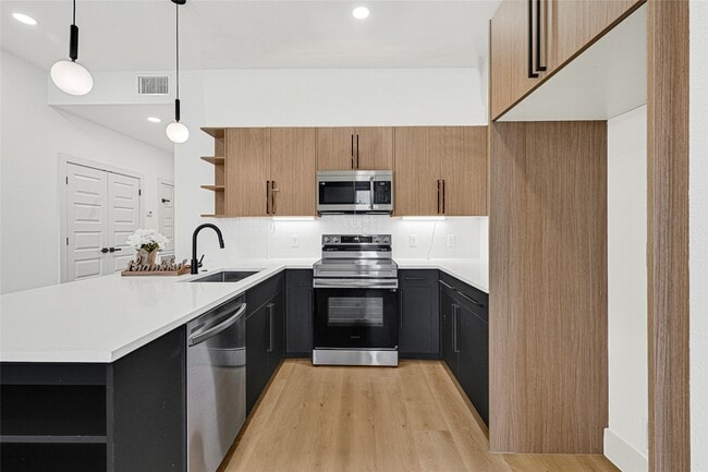 Building Photo - 327 Tite St
