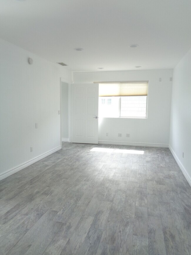 Building Photo - 410 7th St