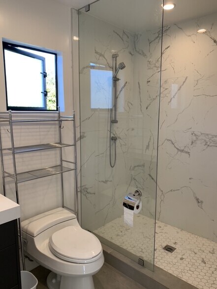 Building Photo - 2122 Kelton Ave