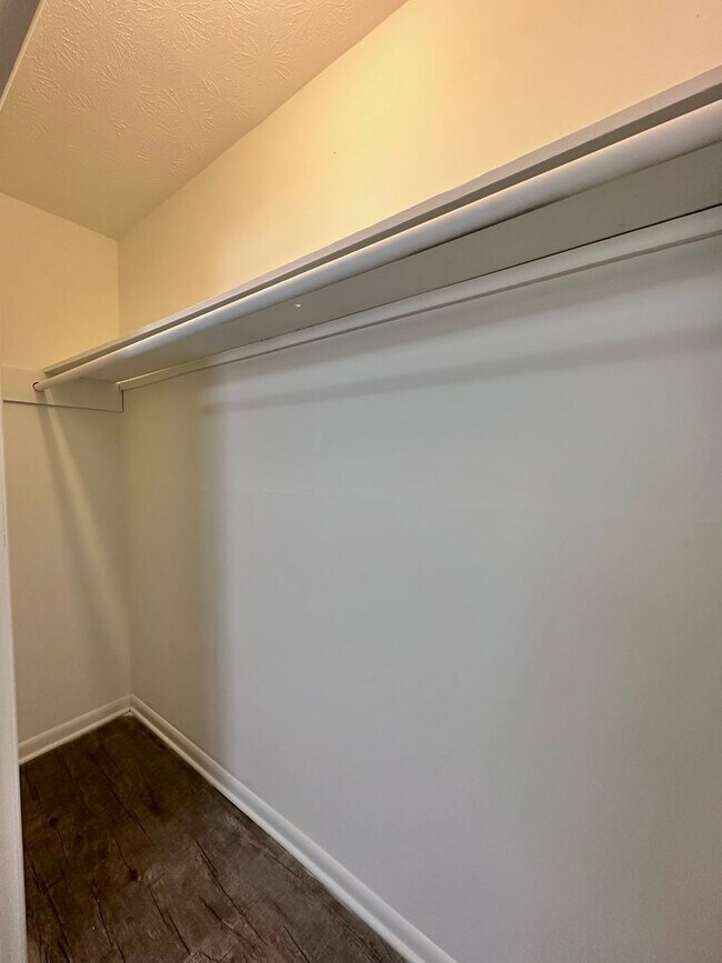 Building Photo - Parkway Apartments – Convenient 2-Bedroom ...