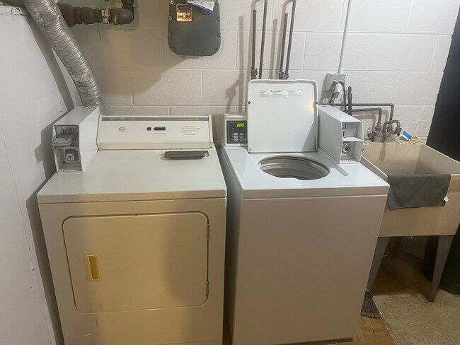 Building Photo - 3553 N Neenah Ave