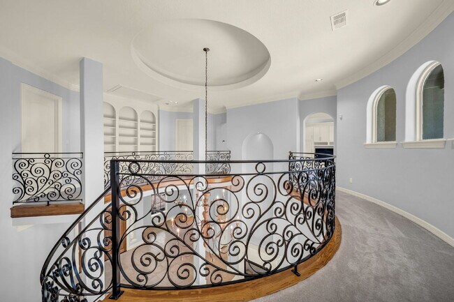 Building Photo - Exceptional 5-bedroom home (2 down) in des...