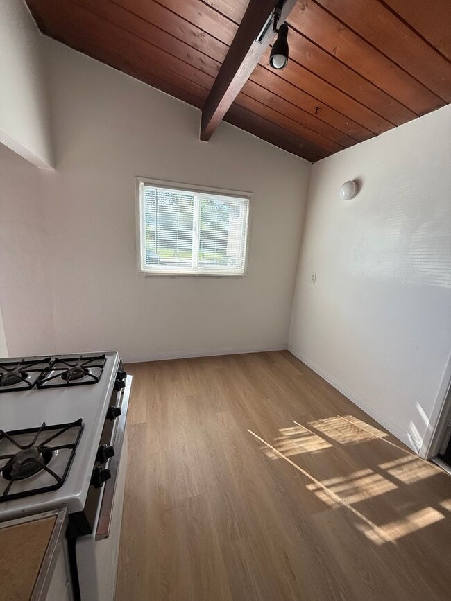 Building Photo - 4470