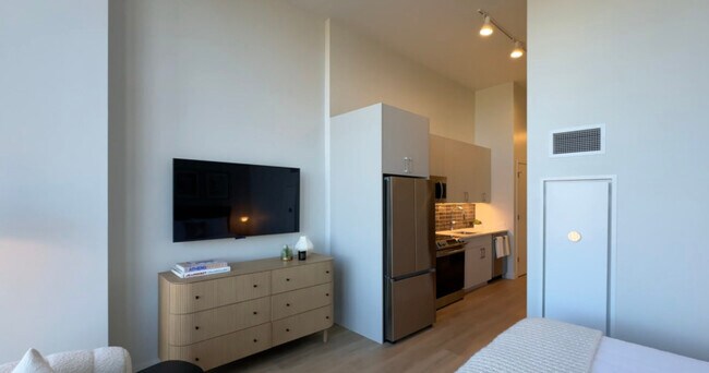 Building Photo - 1128 W Van Buren St