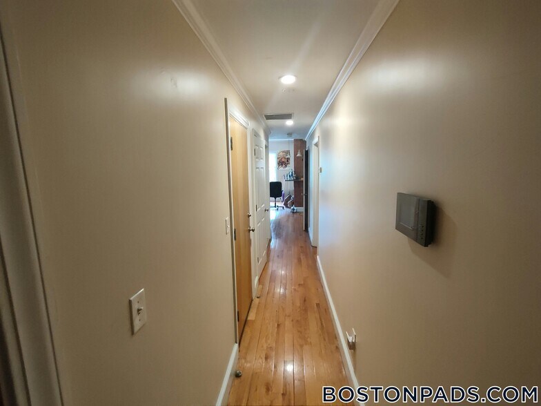 Building Photo - 30 Circuit St